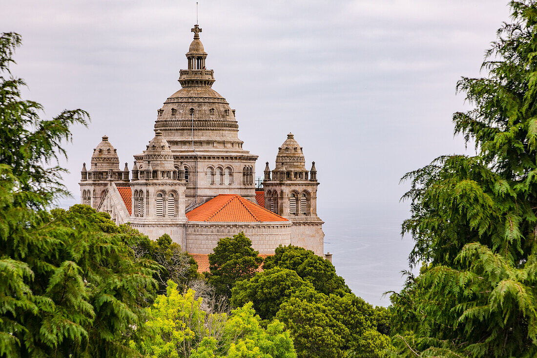 Die Aussicht vom vom Monte de Santa Luzia auf das Santuario do Sagrado Coracao de Jesus in Viana do Castelo, Portugal