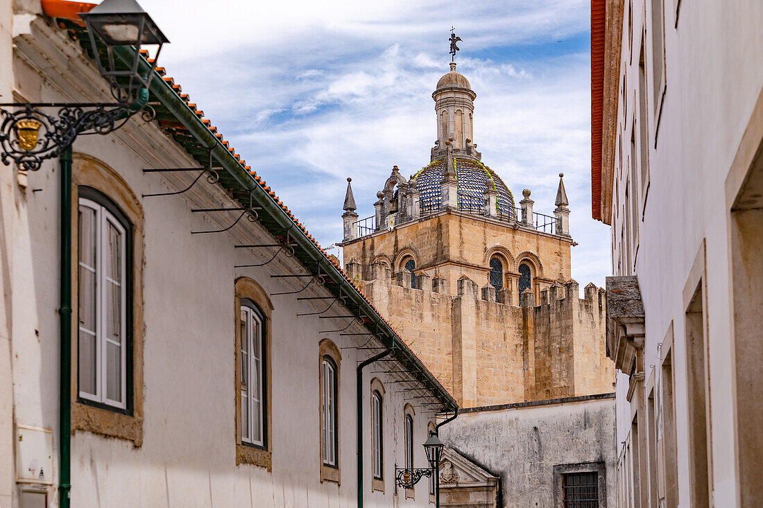 Die markante Vierungskuppel der Kathedrale Se Velha in der historischen Hauptstadt Coimbra, Portugal