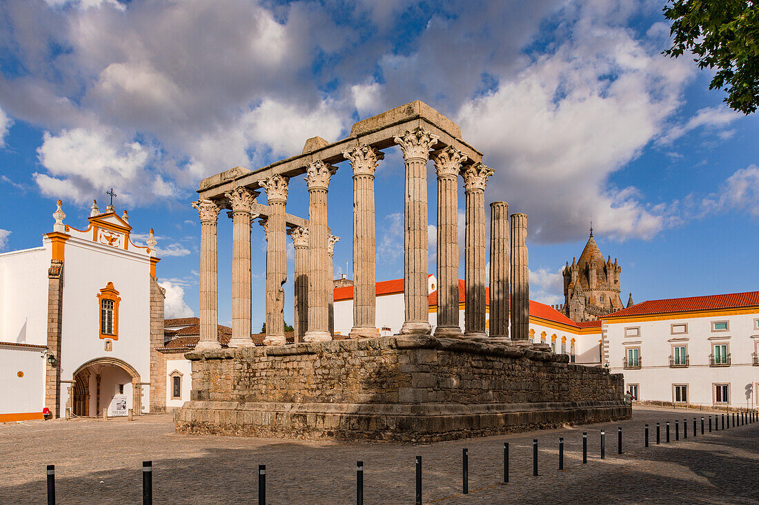 Der aus römischer Zeit stammende Diana-Tempel mit dem Museum und der Kathedrale von Evora im Hintergrund, Portugal