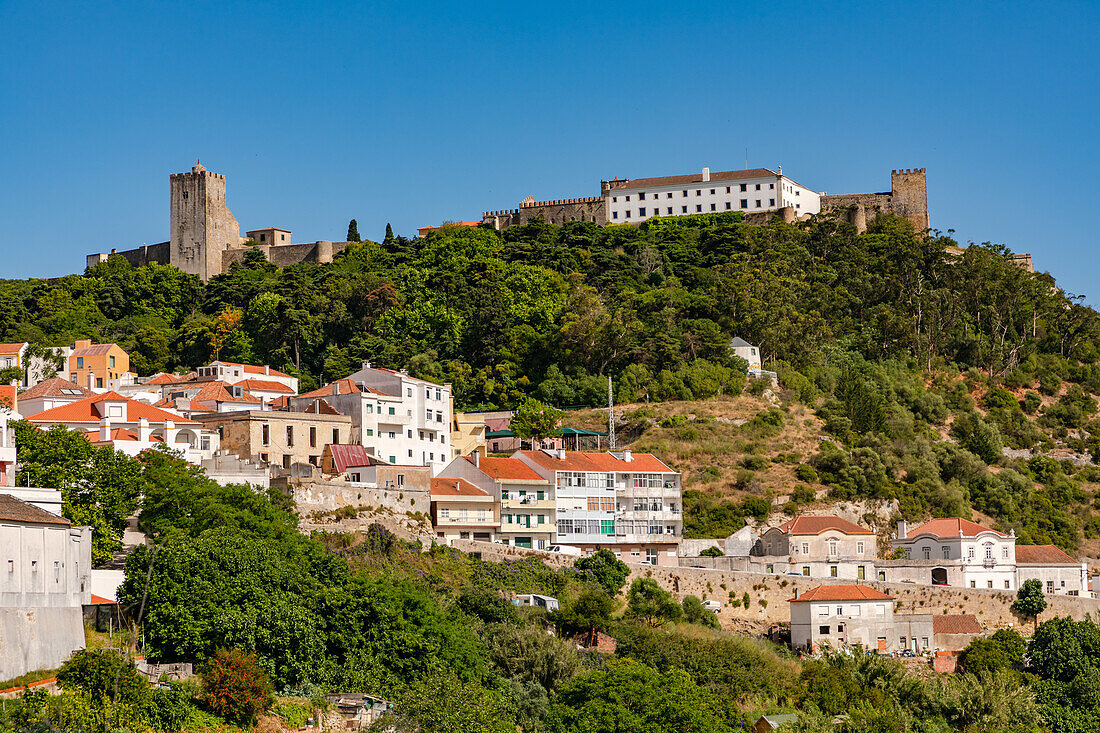 Die Burg von Palmela inmitten der Serra da Arrabida östlich von Lissabon, Portugal
