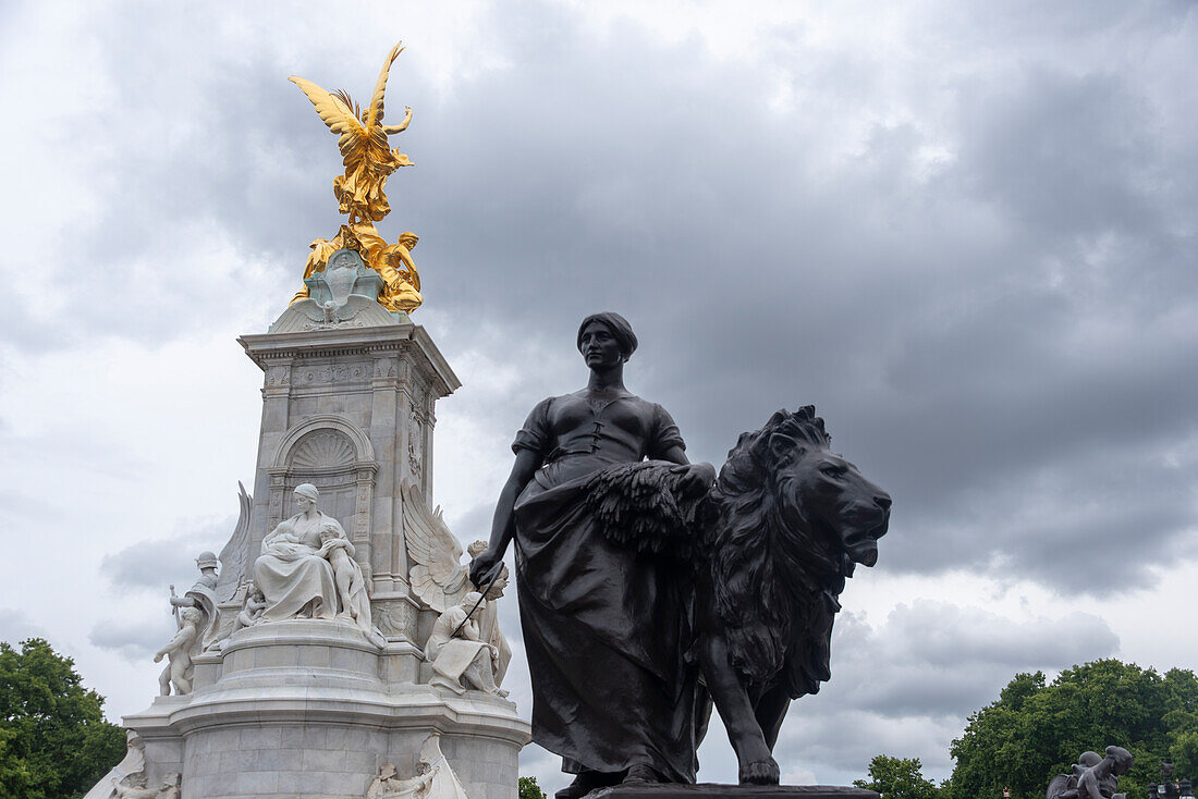 Victoria Memorial at Buckingham Palace, Goddess of Victory, The Mall, London, UK