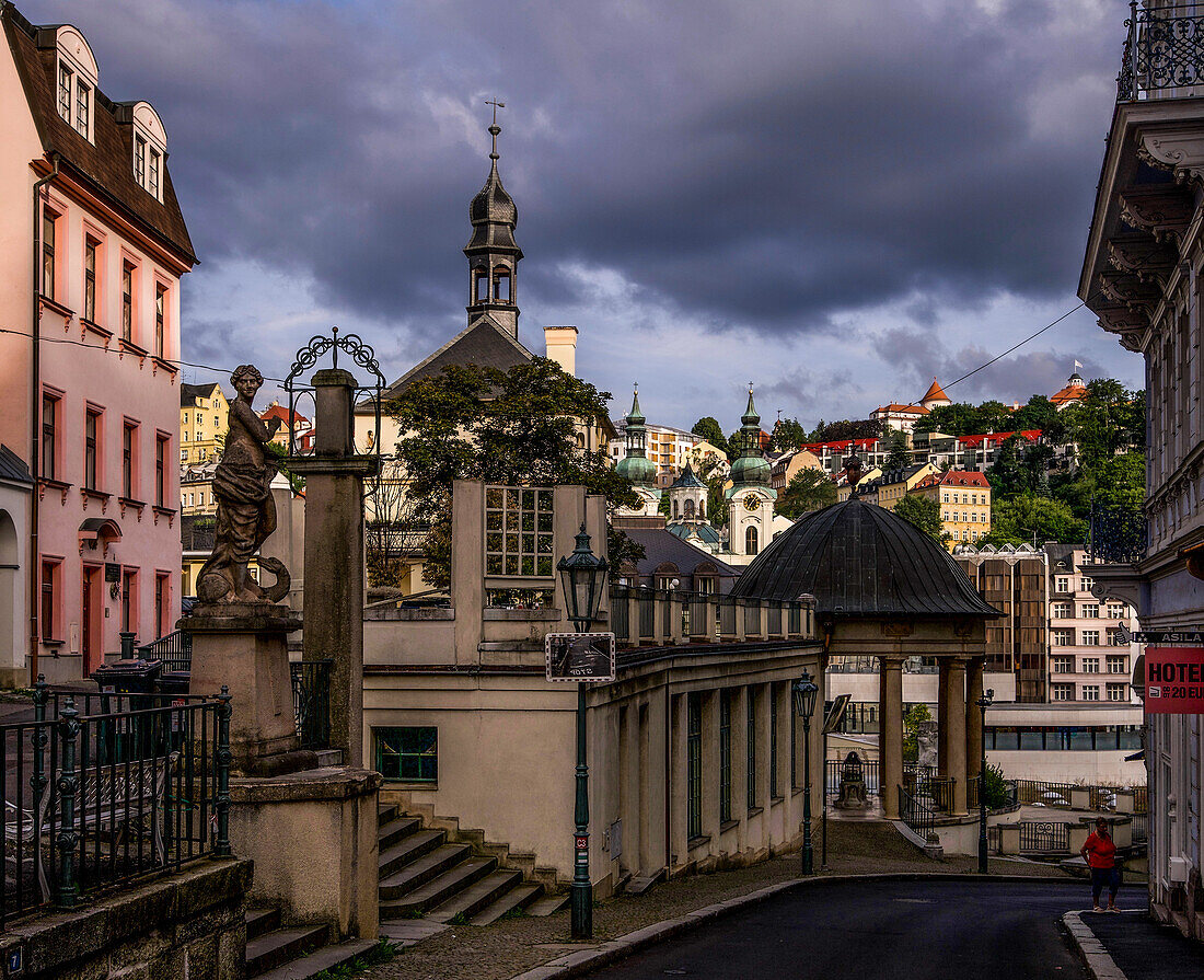 Am Schlossberg in Karlsbad (Karlovy Vary) mit Blick zum Schlossbrunnen, Tschechische Republik