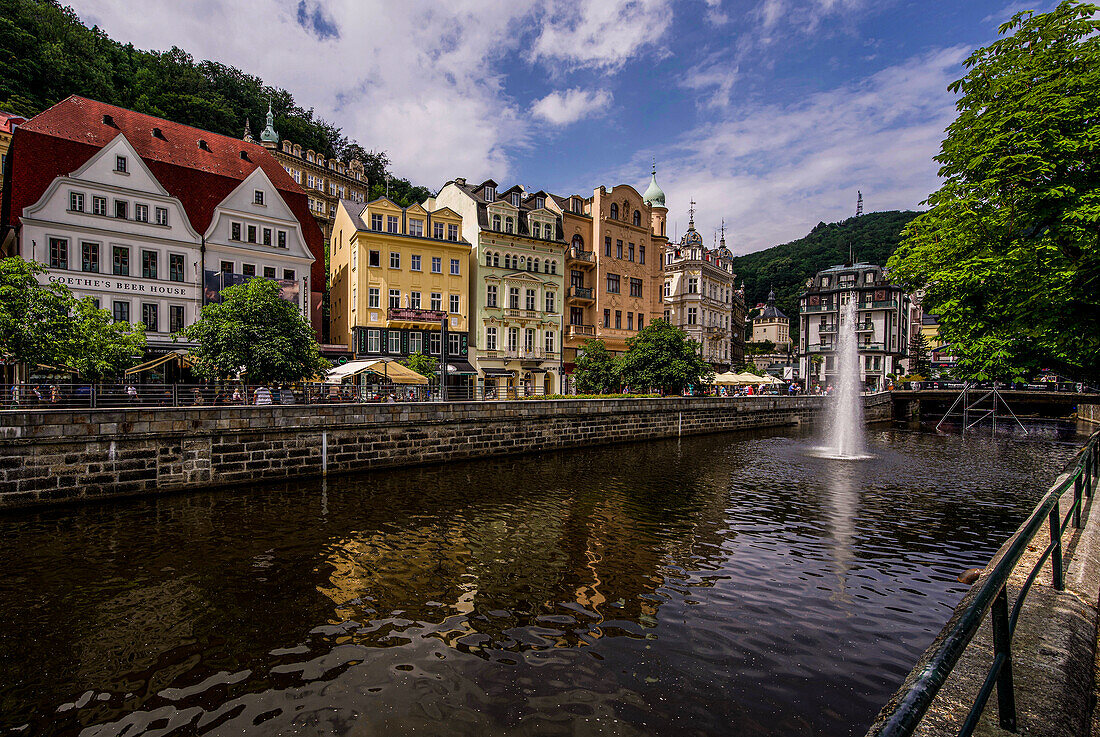 Blick über die Tepl (Teplá)  zur "Alten Wiese"(Stára louka) in Karlsbad (Karlovy Vary), Tschechische Republik