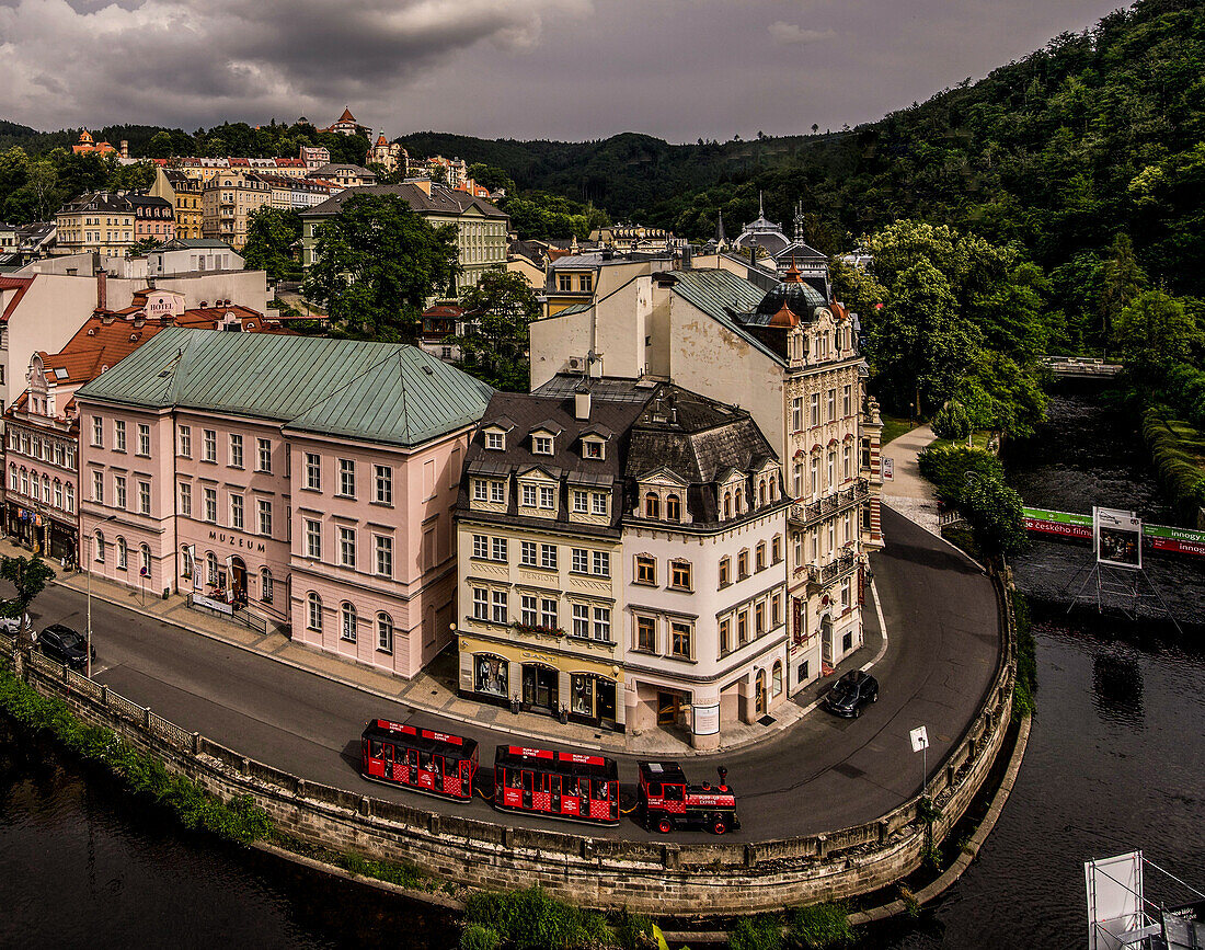 Touristenzug im Kurviertel von Karlsbad (Karlovy Vary), Tschechien