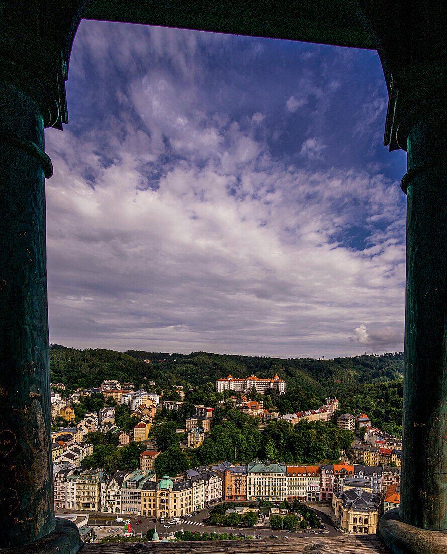 Blick vom Christina-Aussichtspavillon im Stadtwald von Karlsbad (Karlovy Vary) auf das Kurviertel mit dem Hotel Imperial im Hintergrund, Tschechische Republik