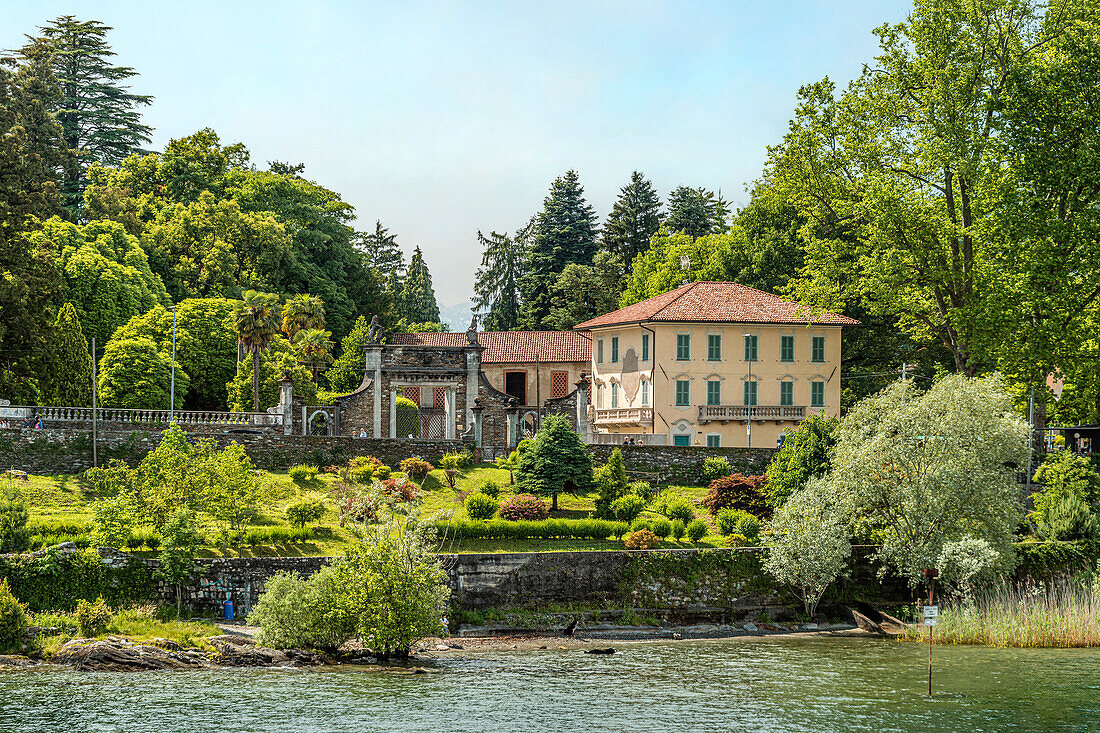 Eingang zum Garten der Villa Taranto am Lago Maggiore, von der Seeseite gesehen, Pallanza, Piemont, Italien
