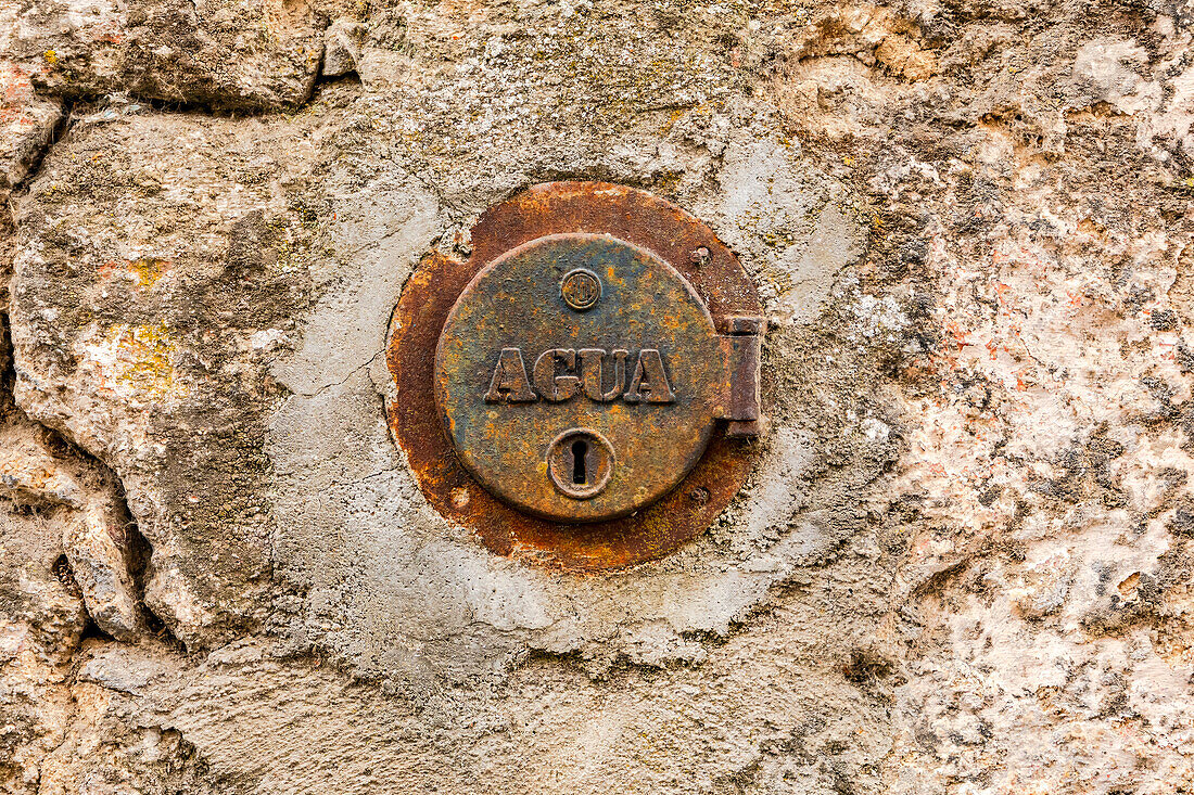 Abdeckung mit Schloss für den Wasseranschluß mit dem Schriftzug Aqua an einem portugiesischen Haus, Lamego, Portugal