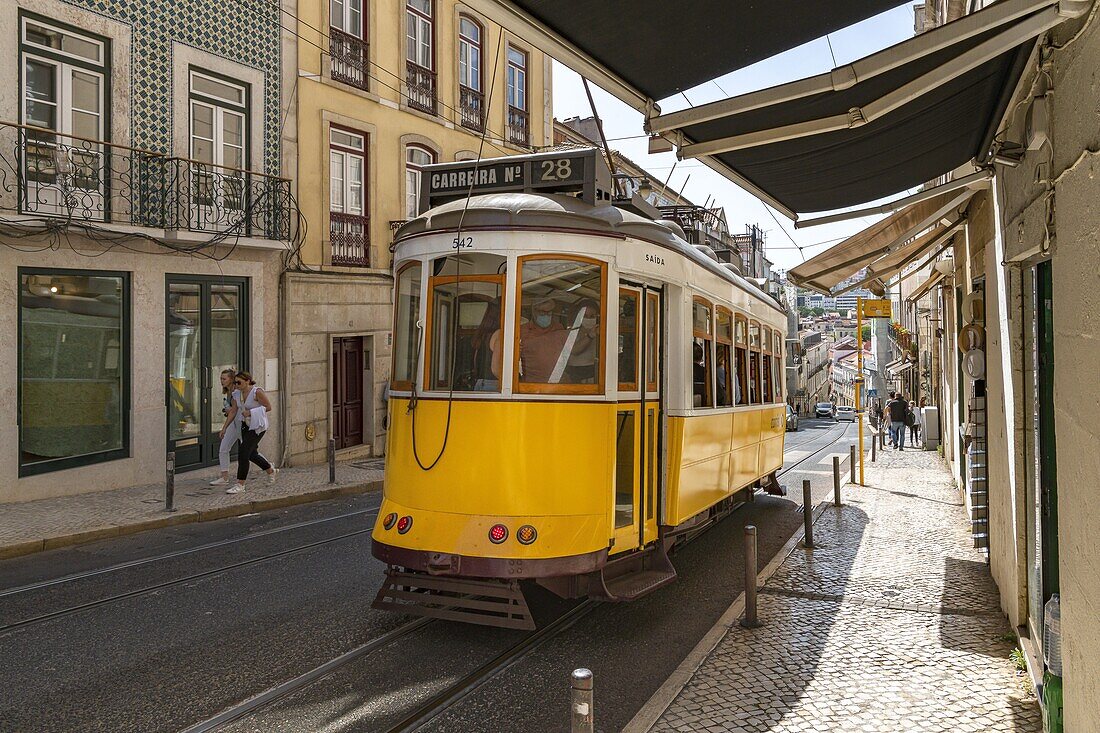 Die berühmte Straßenbahn 28 in Lissabon, Portugal