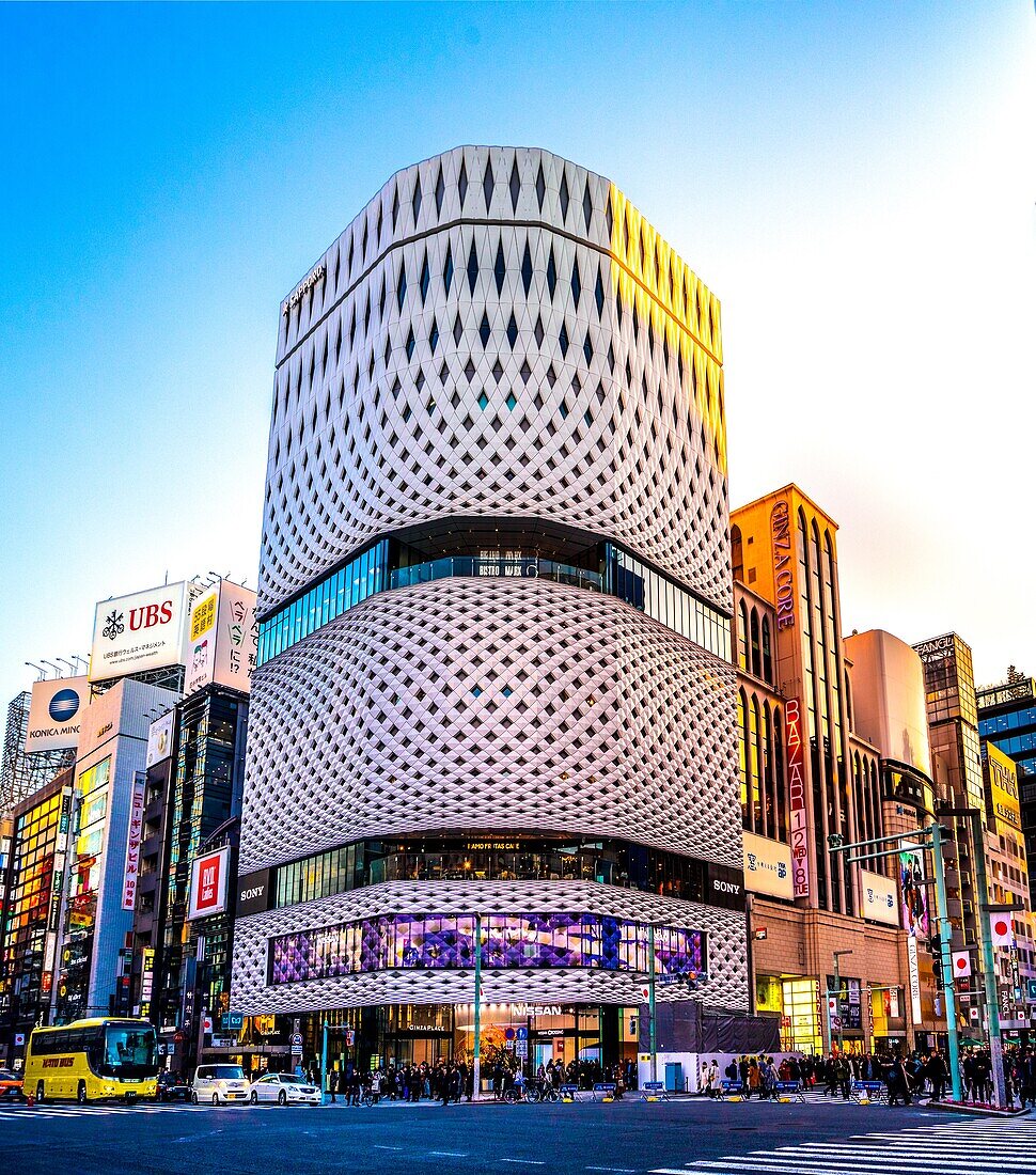 Japan, Tokyo City, Ginza Bezirk, Harumi und Chuo Avenus Kreuzung.