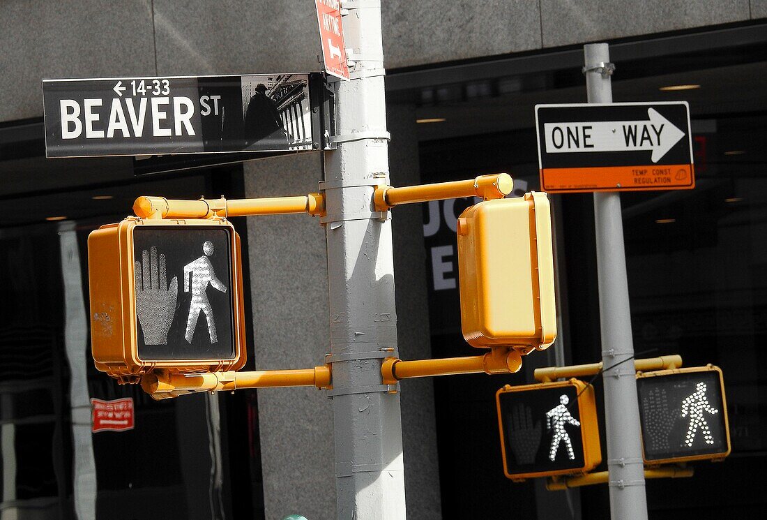 New York City, USA. Beaver Straßenschild und Verkehrshinweise: Lower Manhattan