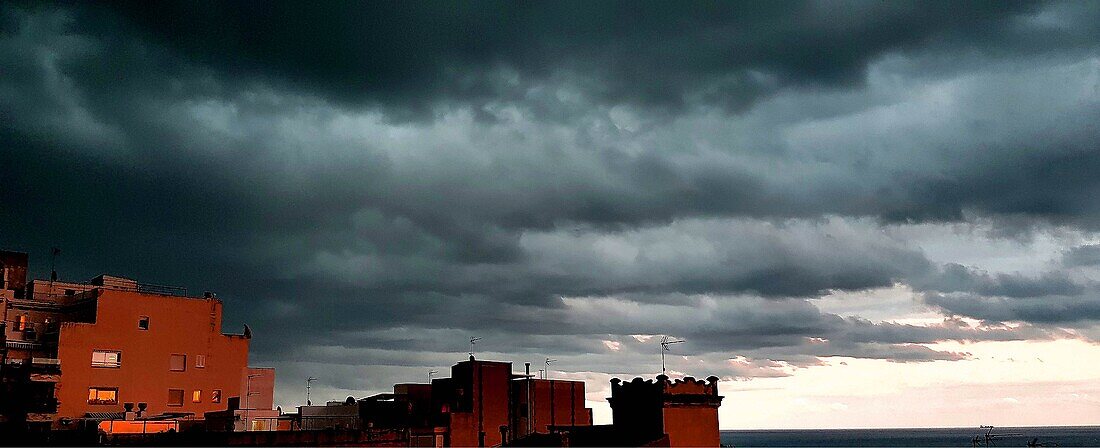 Stürmischer Himmel bei Sonnenuntergang in El Masnou, Maresme, Barcelona, Spanien