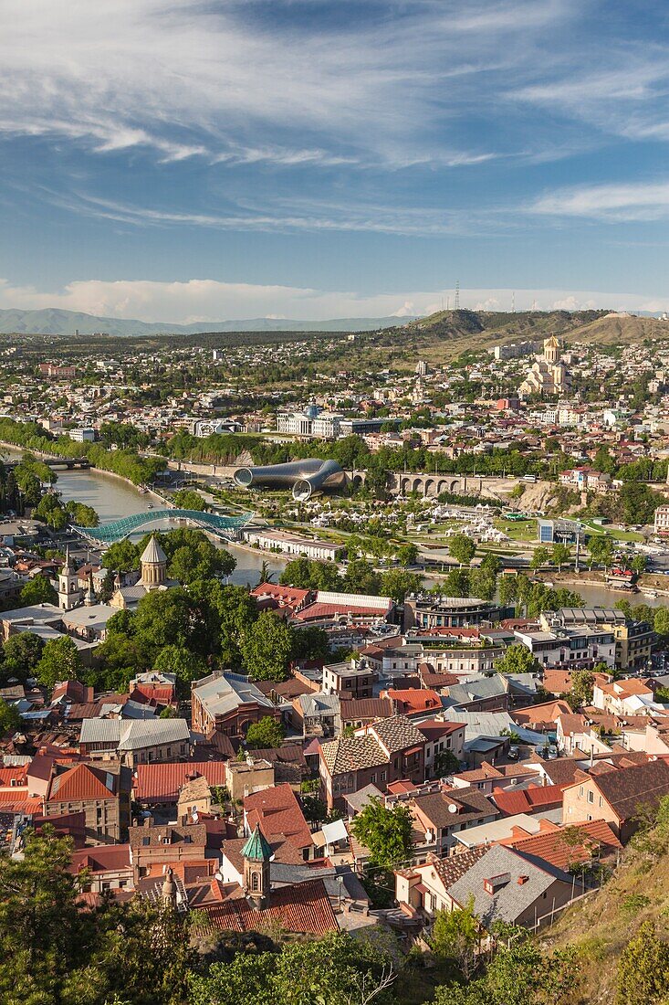 Georgien, Tiflis, High Angle City Skyline von der Festung Narikala, am späten Nachmittag.