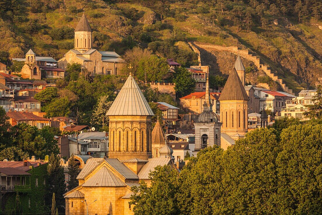 Georgien, Tiflis, Altstadt, erhöhte Ansicht, Dämmerung.
