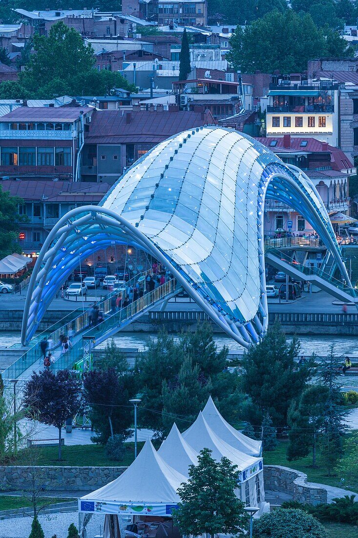 Georgien, Tiflis, Friedensbrücke, Abenddämmerung.