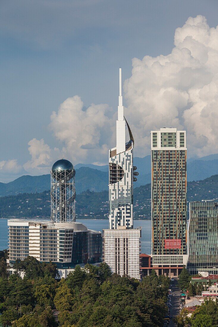 Georgien, Batumi, erhöhte Ansicht der Skyline der Stadt.