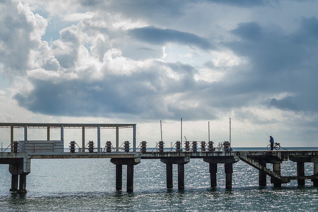 Georgia, Batumi, Batumi Boulevard Strandpromenade, Pier.