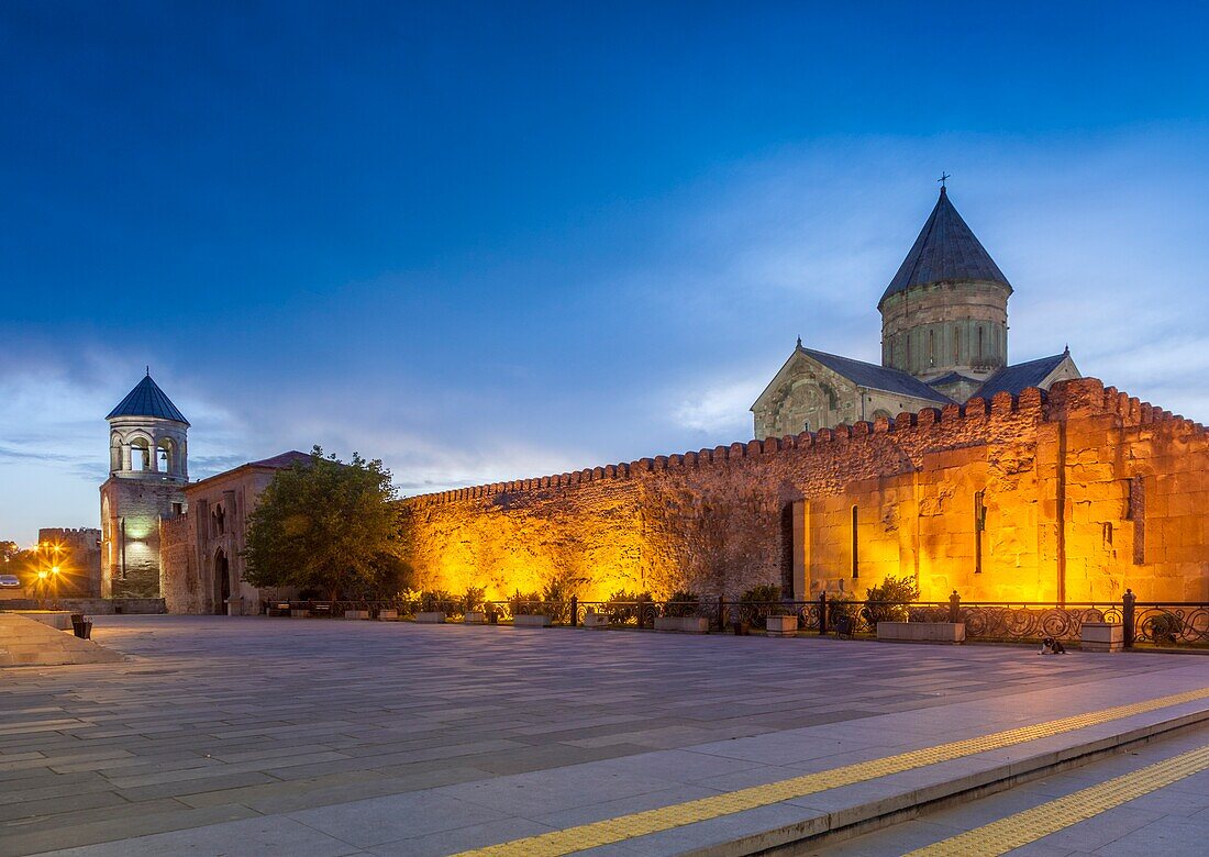 Georgien, Mzcheta, spirituelle Stadt, in der das Christentum 327 n. Chr. gegründet wurde, Swetizchoweli-Kathedrale, Morgendämmerung.