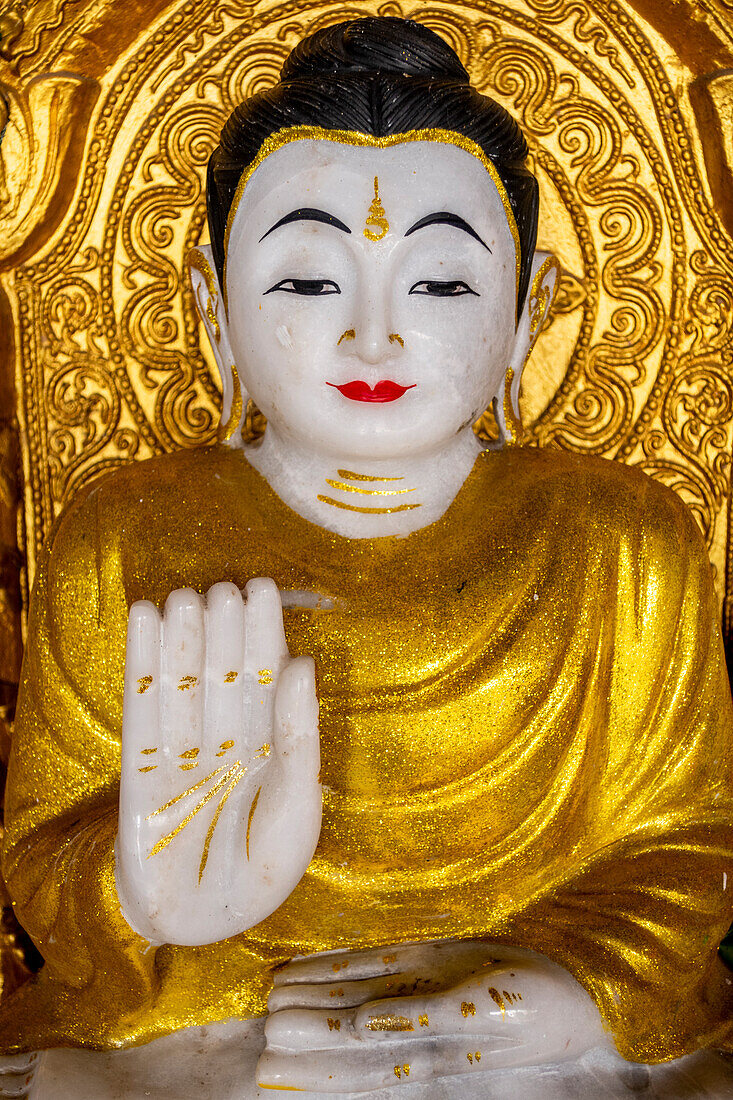 Statue im Chaukhtatgyi-Buddha-Tempel, Yangon, Myanmar, Asien