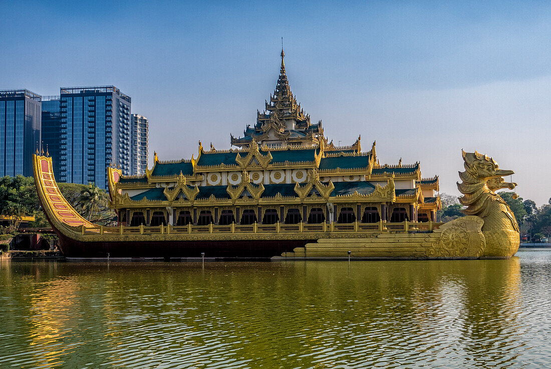 Yangon, Myanmar, Karaweik-Palast in Kandawgyi