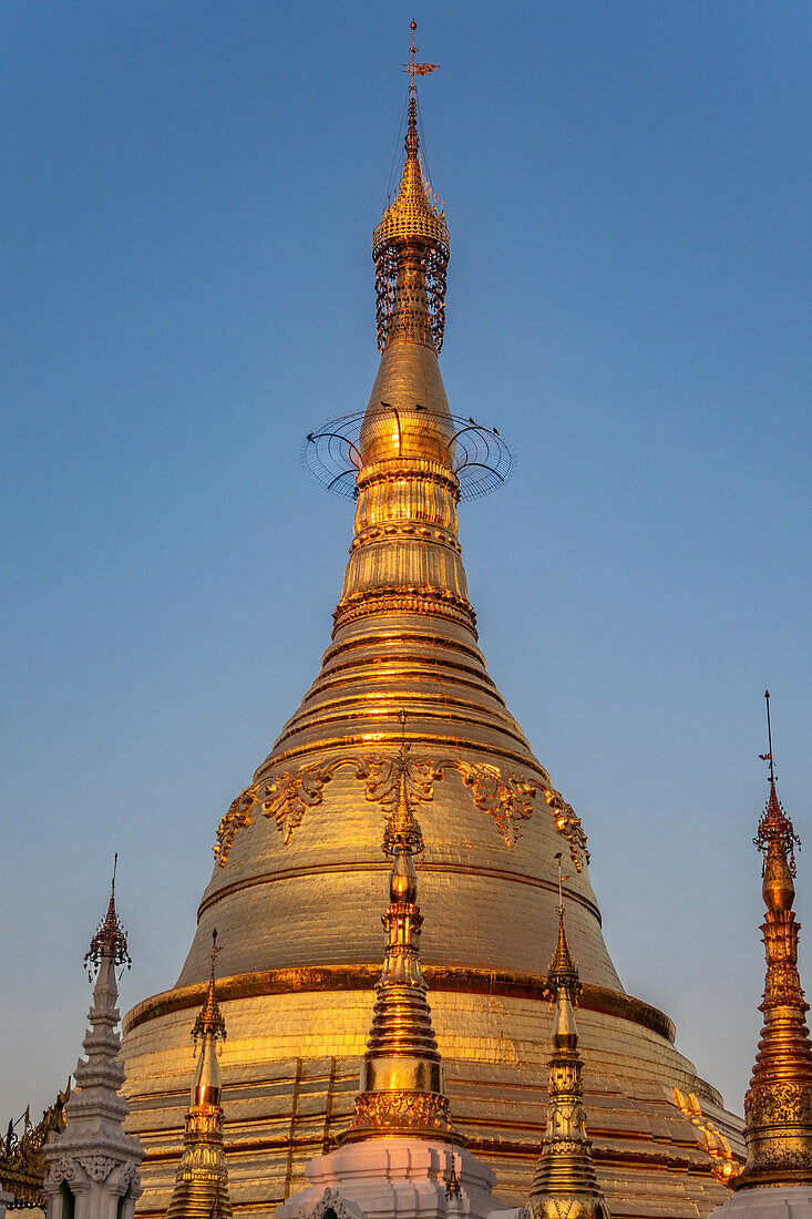 Yangon, Myanmar Blick auf die Shwedagon-Pagode in der Abenddämmerung