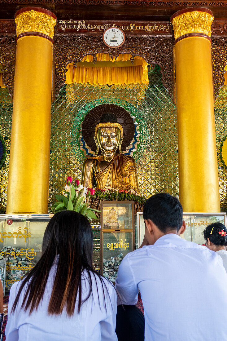 Gebet an der Buddha-Statue, Shwedagon-Pagode, Myanmar, Asien