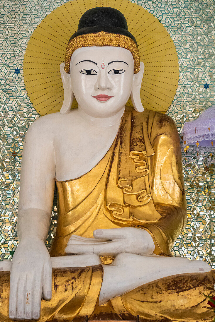 Buddha-Statue in der Shwedagon-Pagode, Myanmar