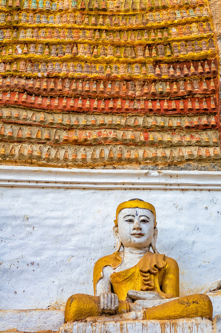 Buddhas-Statuen und Schnitzereien in einem Höhlentempel, Myanmar, Asien