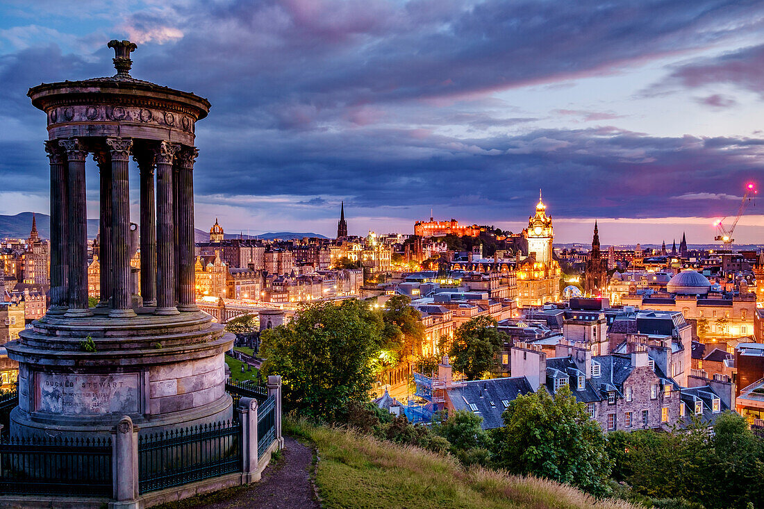 Calton Hill Folly und die Skyline von Edinburgh leuchteten im Morgengrauen, UK
