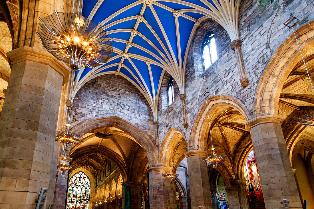 Innenraum einer Kirche mit blau bemalter Gewölbedecke, Edinburgh, UK