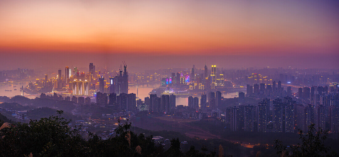 Moderne Skyline von Chongqing mit Jangtsekiang