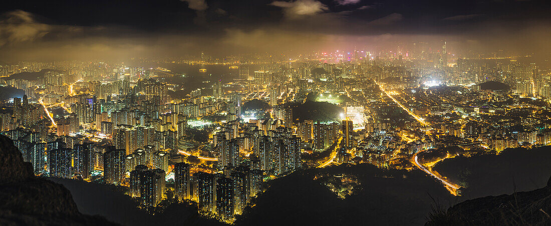Hong Kong Island von den Hügeln aus gesehen, nachts beleuchtet