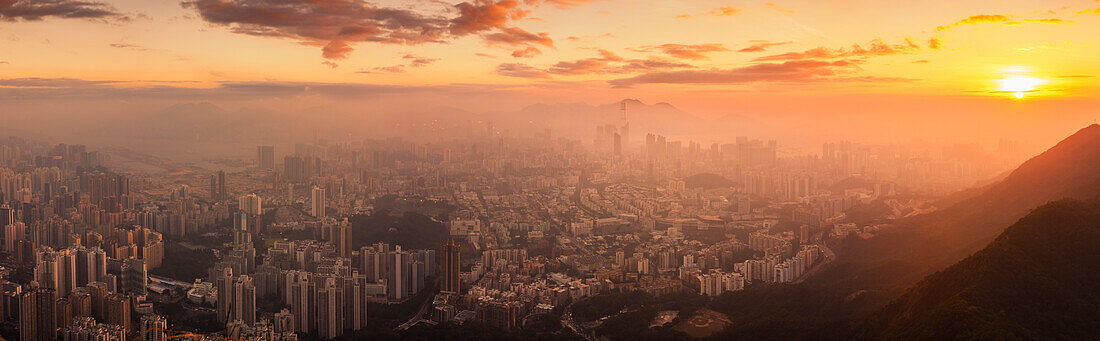 Das Stadtbild von Hongkong erstrahlt im Morgengrauen