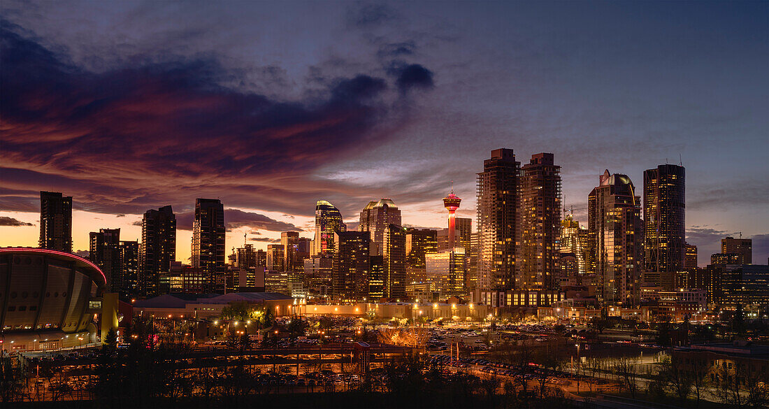 Das Stadtbild von Calgary leuchtet bei Sonnenuntergang, Kanada