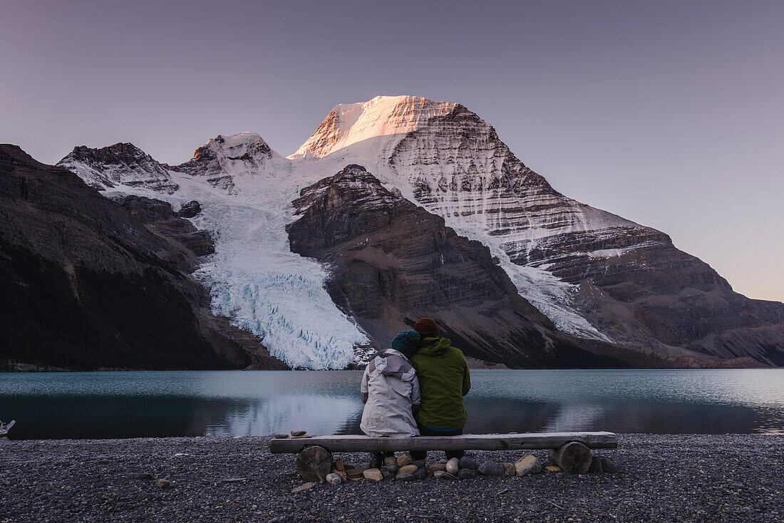 Paar vor Mount Robson oberhalb des Bergsees im Morgengrauen, Kanada