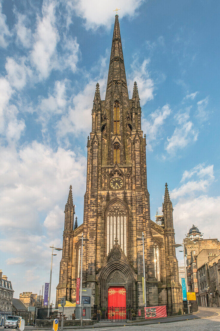 Ehemalige Kirche mit dem Kunstgebäude The Hub an der Royal Mile, Edinburgh, UK