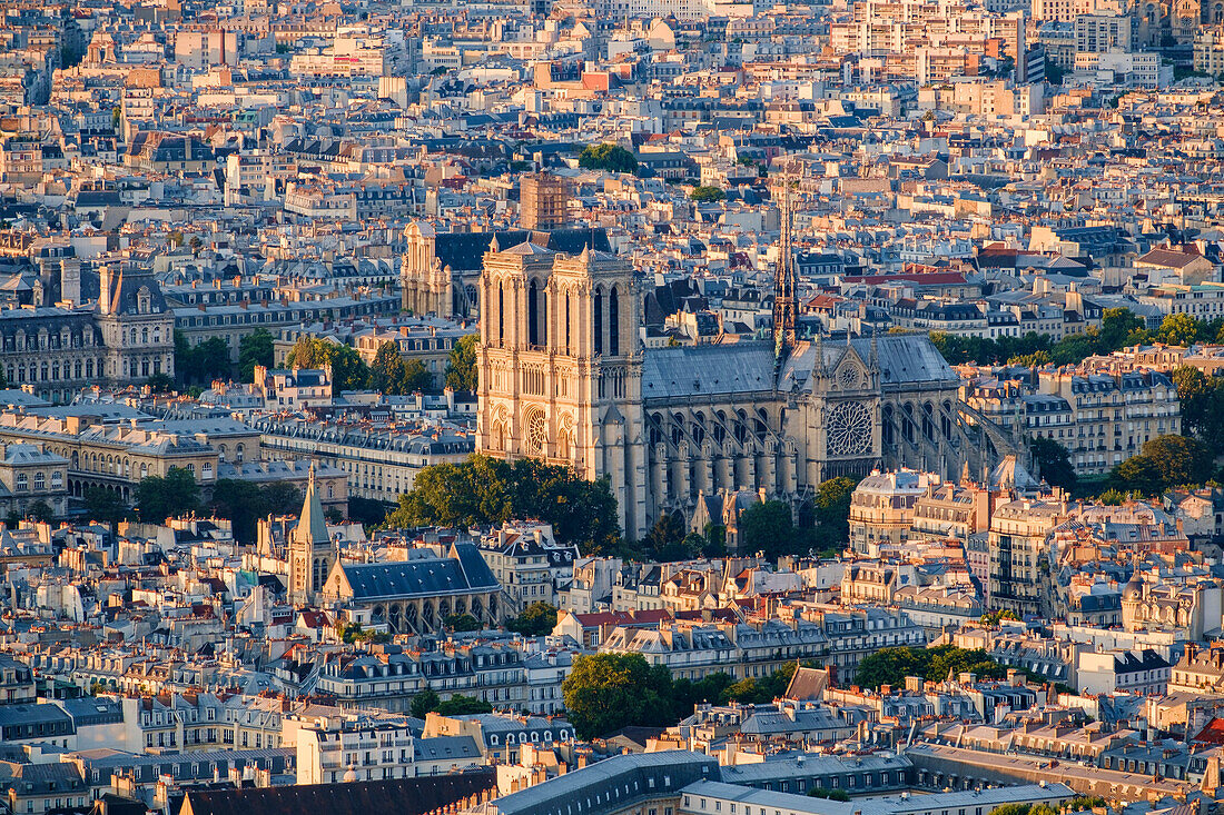 Luftaufnahme der Kathedrale Notre Dame in Paris vor dem Brand vom 15. April 2019,