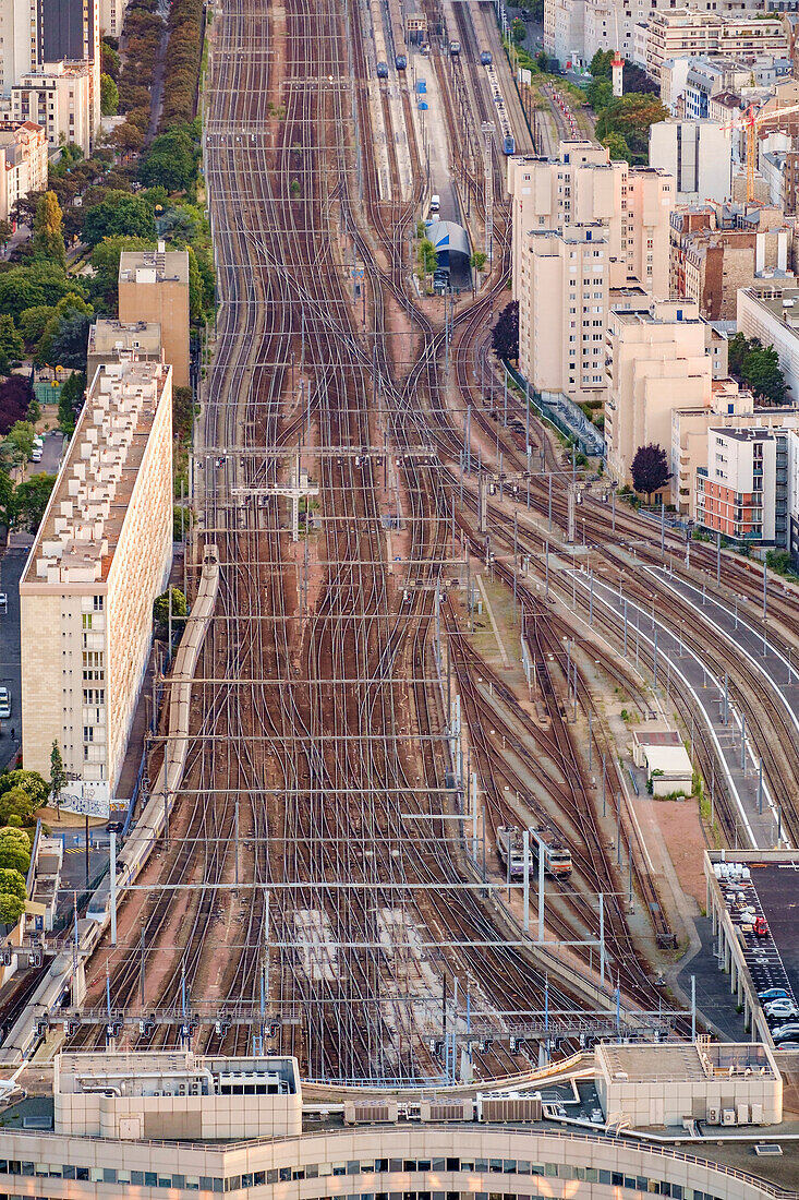 Luftaufnahme mehrerer Bahngleise, die nach Paris führen.