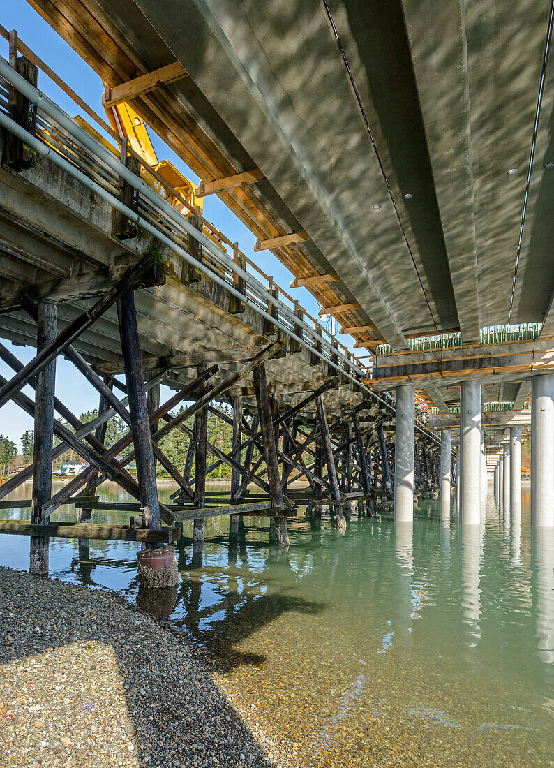 Unterseite einer neuen Brücke, die neben einer alten gebaut wird, Gig Harbor, USA