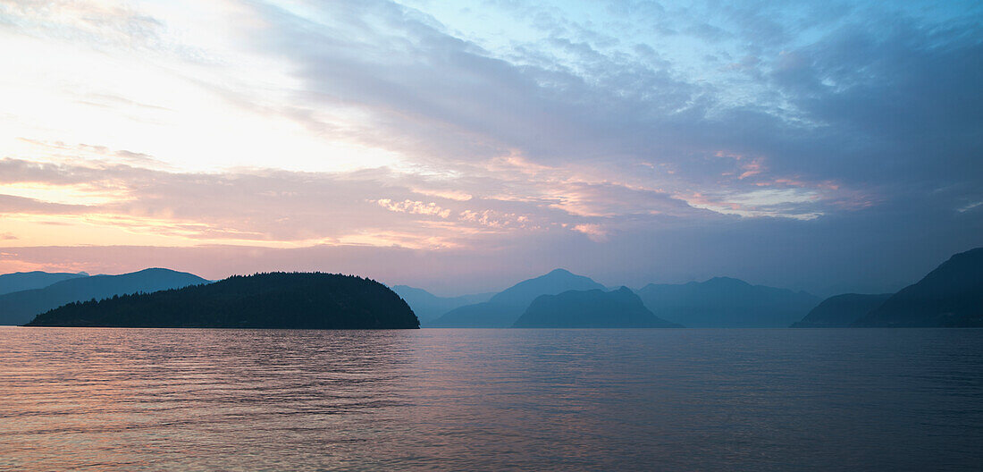 Morgendämmerung über dem friedlichen Howe Sound vor West Vancouver, Canada