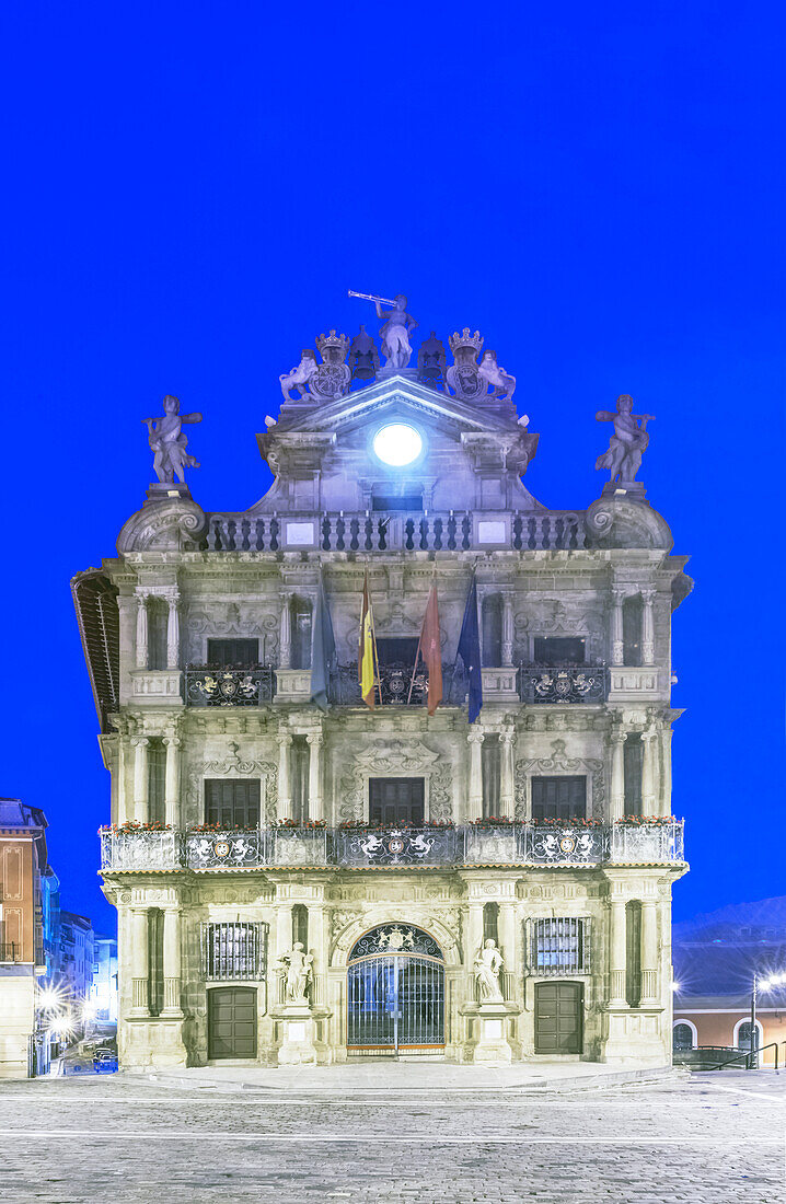 Das Rathaus von Pamplona wurde in der Abenddämmerung beleuchtet, Spanien