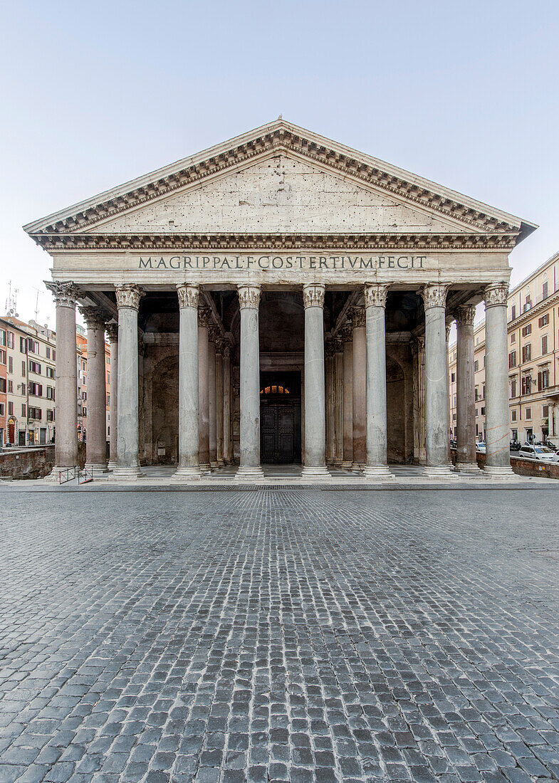 Das Pantheon, ein ehemaliger römischer Tempel und seit dem Jahr 609 eine katholische Kirche, Säulen und Giebel, Rom, Italien