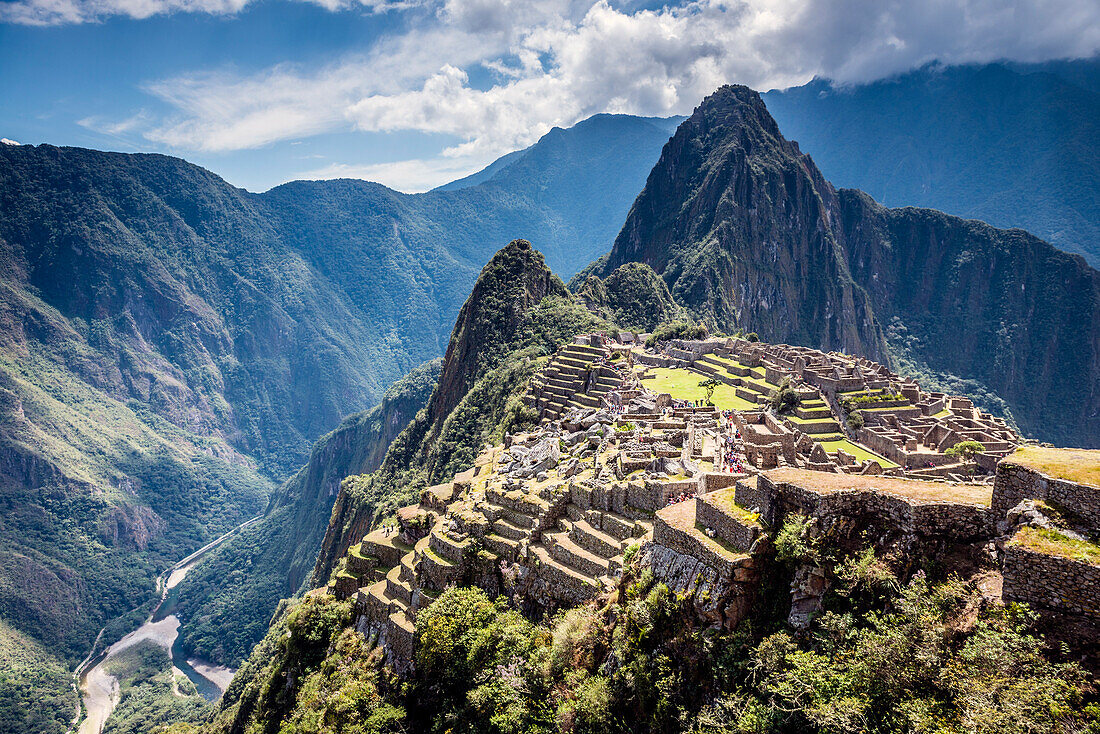 Machu Picchu, die Inka-Zitadelle hoch in den Anden, über dem Heiligen Tal, Hochebene mit Gebäuden und Terrassen, Peru