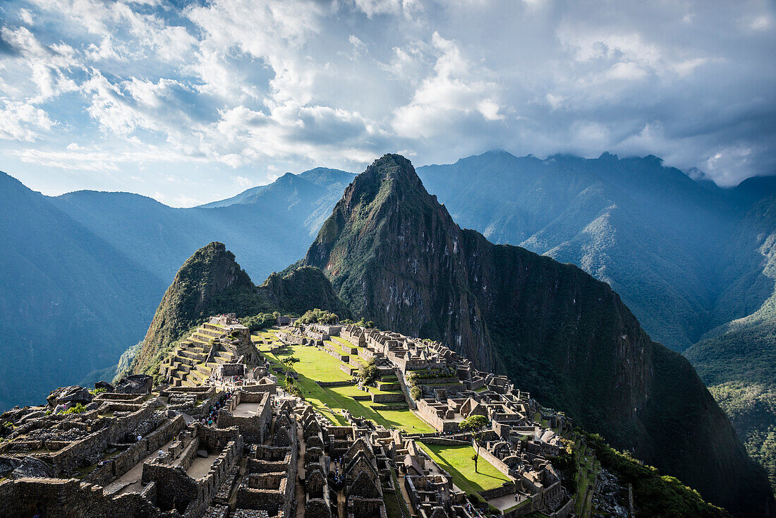 Machu Picchu, die Inka-Zitadelle hoch in den Anden, über dem Heiligen Tal, Hochebene mit Gebäuden und Terrassen, Peru