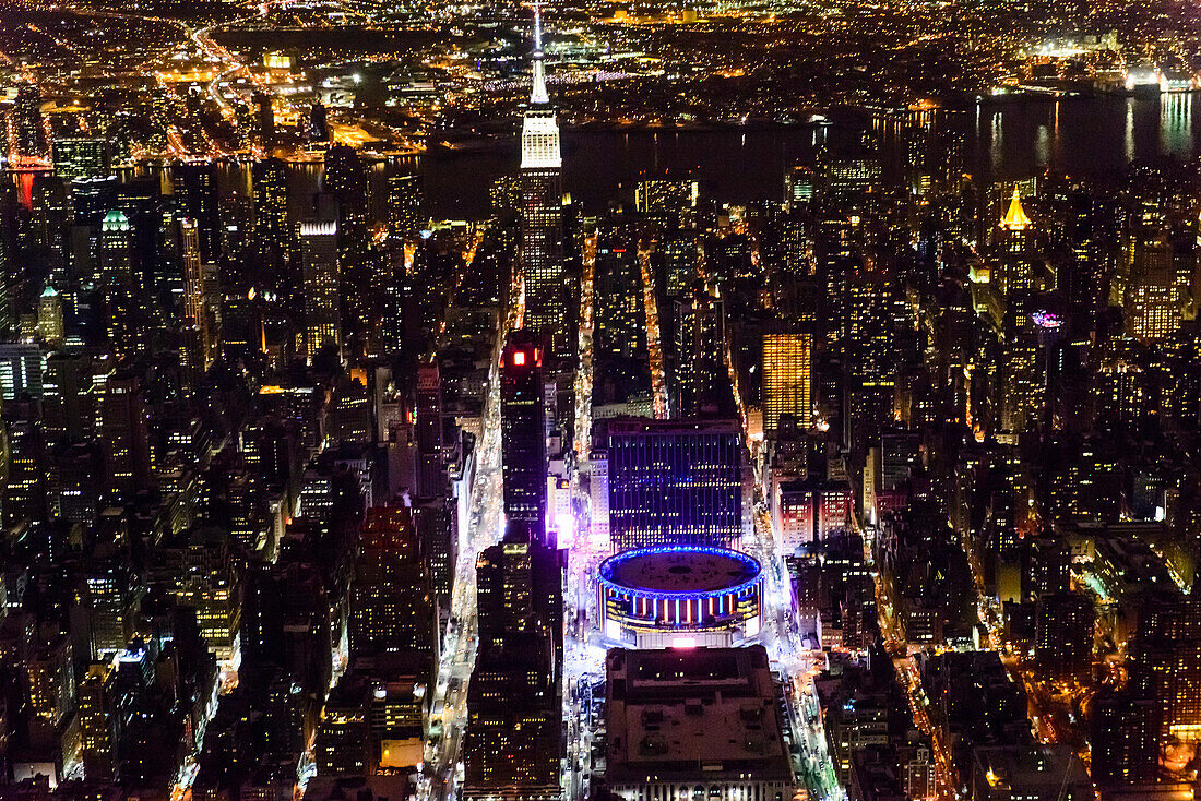Die Stadt New York City, Manhattan, Luftbild bei Nacht.