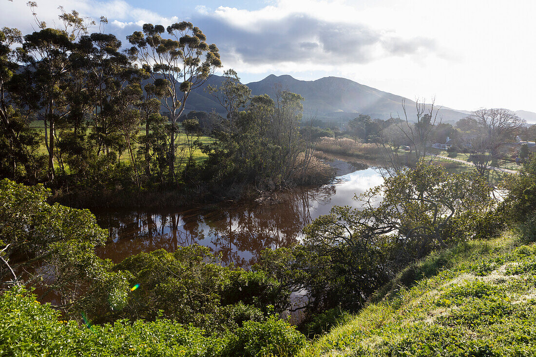 Blick über den Klein River zu den Bergen, Südafrika