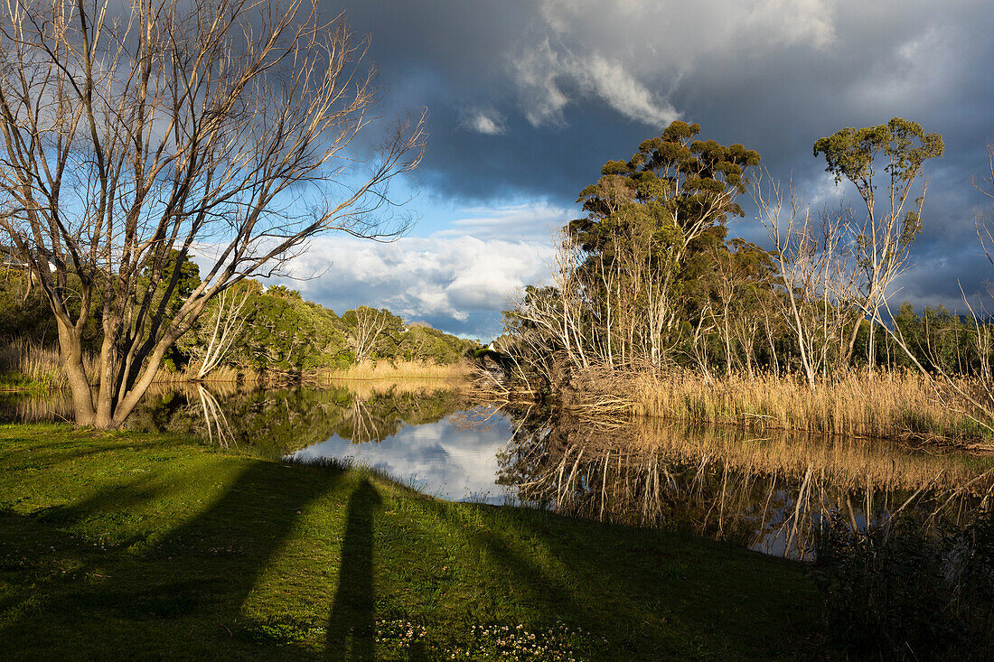 Wolken sammeln sich über dem Klein River, der Bergkette und dem flachen, ruhigen Wasser, Stanford, Südafrika