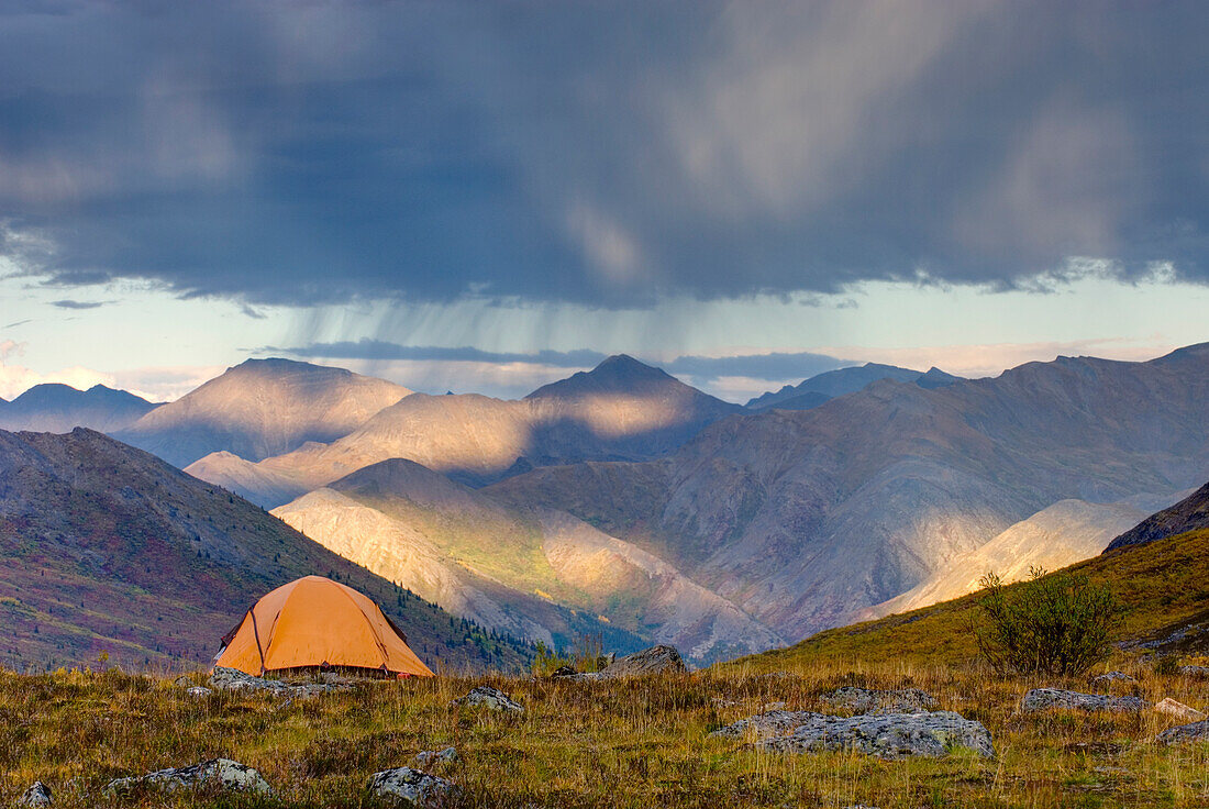 Sturm und Wetter, herannahende Regenschauer, Wolken und Regen in den Ogilvie Mountains, Kanada