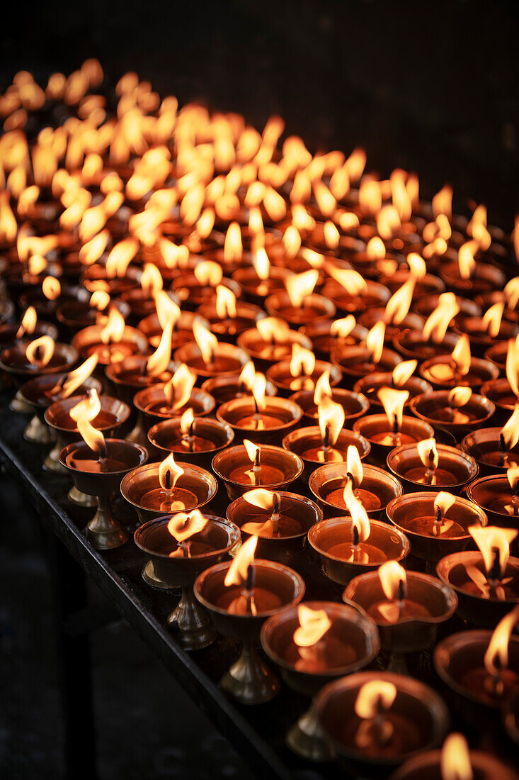 spirituelle Kerzenlichter an Bodnath (Boudhanath) Stupa, Kathmandu, Nepal, Himalaya, Asien