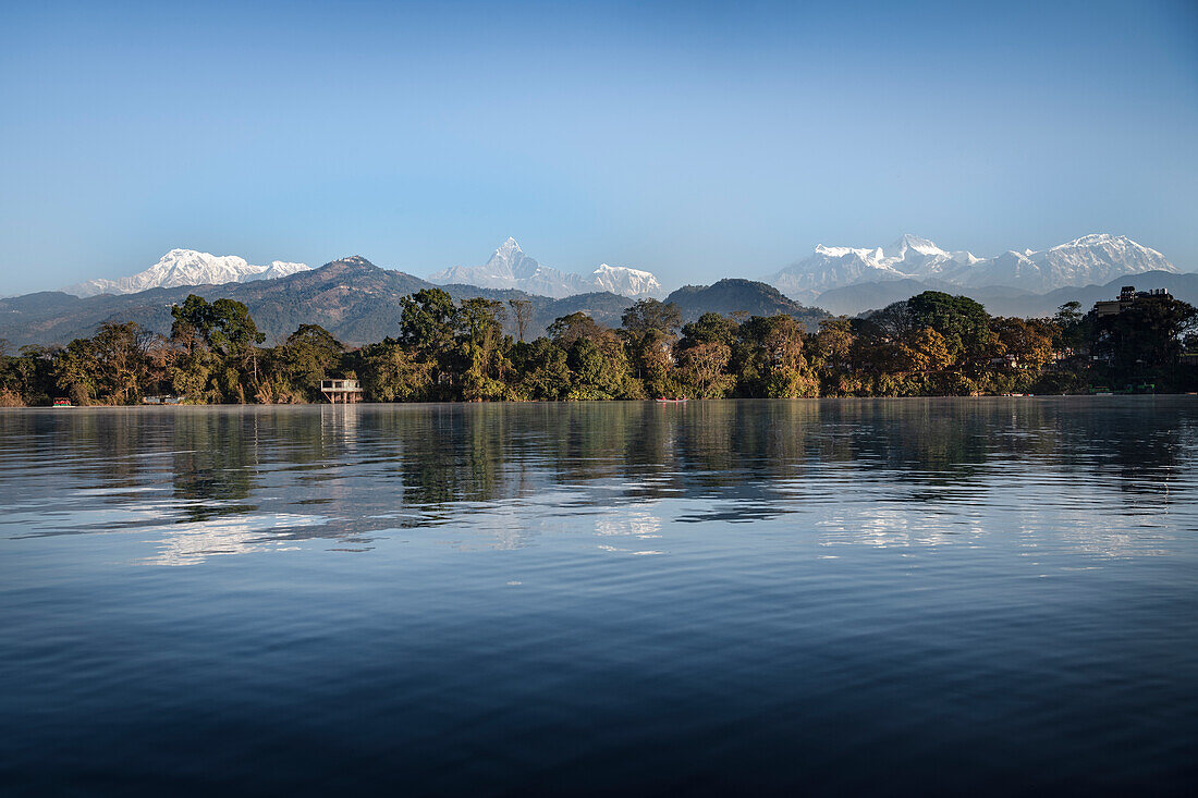 Blick vom Phewa See zum Machapucharé Berg und dem Annapurna Massiv bei Pokhara, Kaski, Nepal, Himalaya, Asien