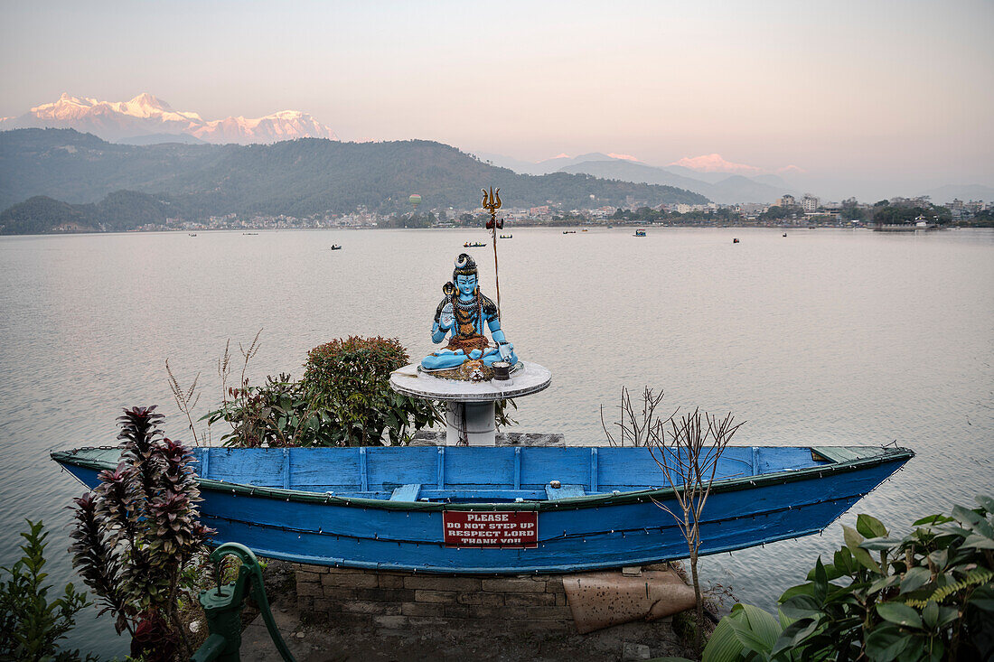Hindu Statue am Phewa See, Pokhara, Kaski, Nepal, Himalaya, Asien